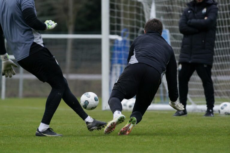 Gespannen keepersmoment op training bij Sporting Charleroi zonder herkenbare gezichten