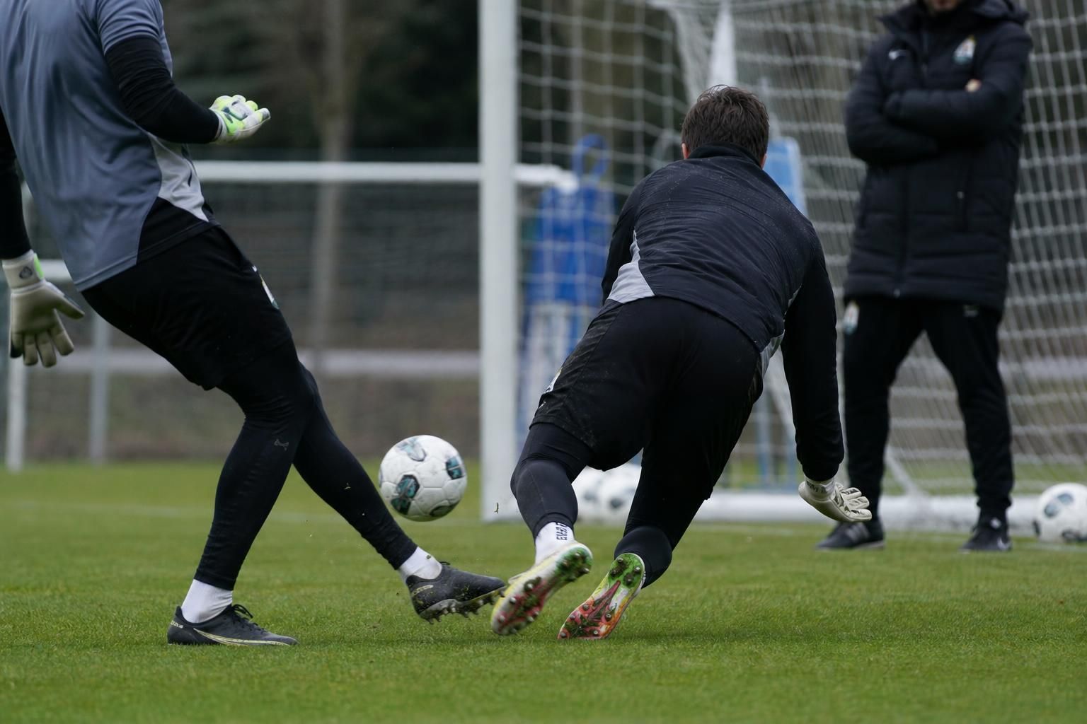 Gespannen keepersmoment op training bij Sporting Charleroi zonder herkenbare gezichten