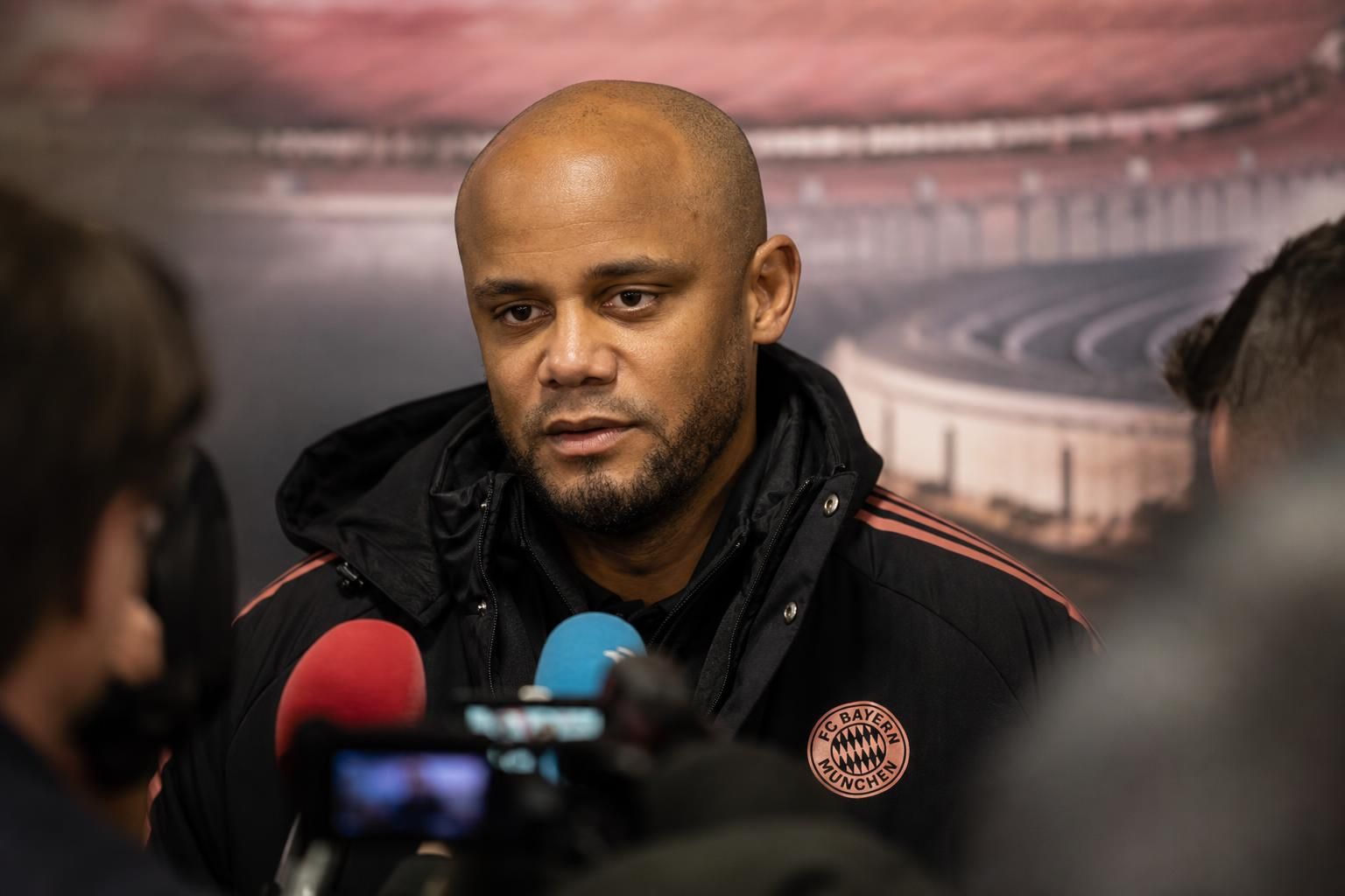 Vincent Kompany in een Bayern München-perscontext rond een transferdossier