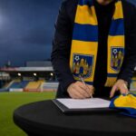 Transfercontext rond KVC Westerlo met clubkleuren en stadionomgeving zonder herkenbare gezichten