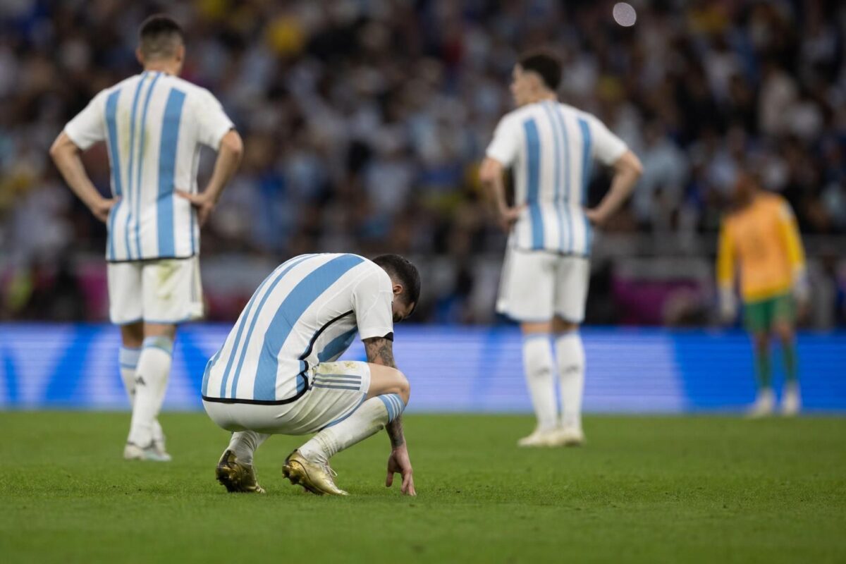 Gespannen WK-sfeer rond Argentinië tijdens een zware wedstrijd zonder herkenbare gezichten.