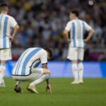 Gespannen WK-sfeer rond Argentinië tijdens een zware wedstrijd zonder herkenbare gezichten.