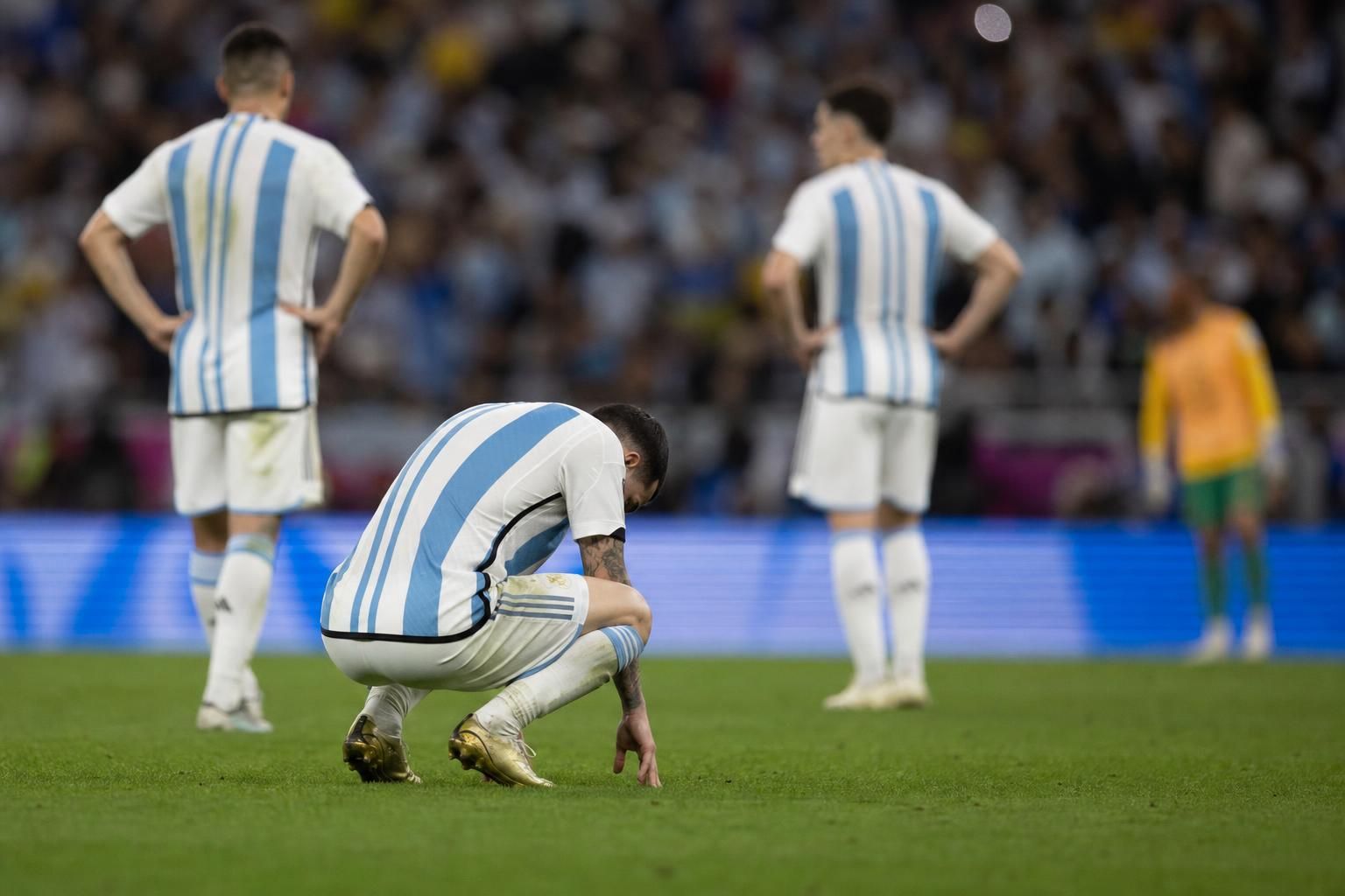 Gespannen WK-sfeer rond Argentinië tijdens een zware wedstrijd zonder herkenbare gezichten.