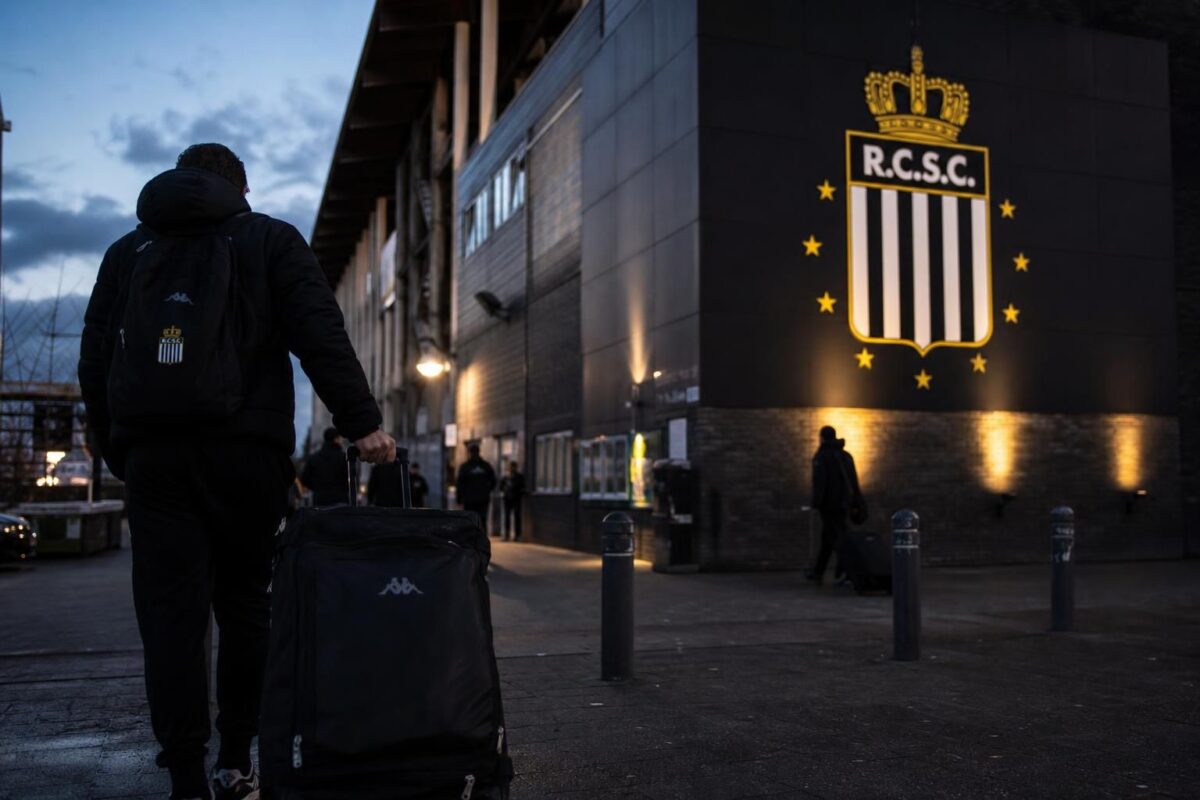 Transfercontext rond Sporting Charleroi met een beladen stadionomgeving zonder herkenbare gezichten