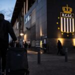 Transfercontext rond Sporting Charleroi met een beladen stadionomgeving zonder herkenbare gezichten