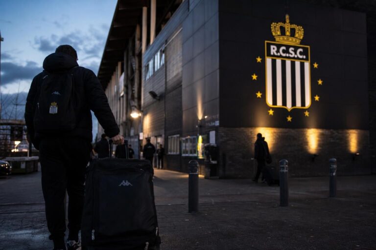 Transfercontext rond Sporting Charleroi met een beladen stadionomgeving zonder herkenbare gezichten