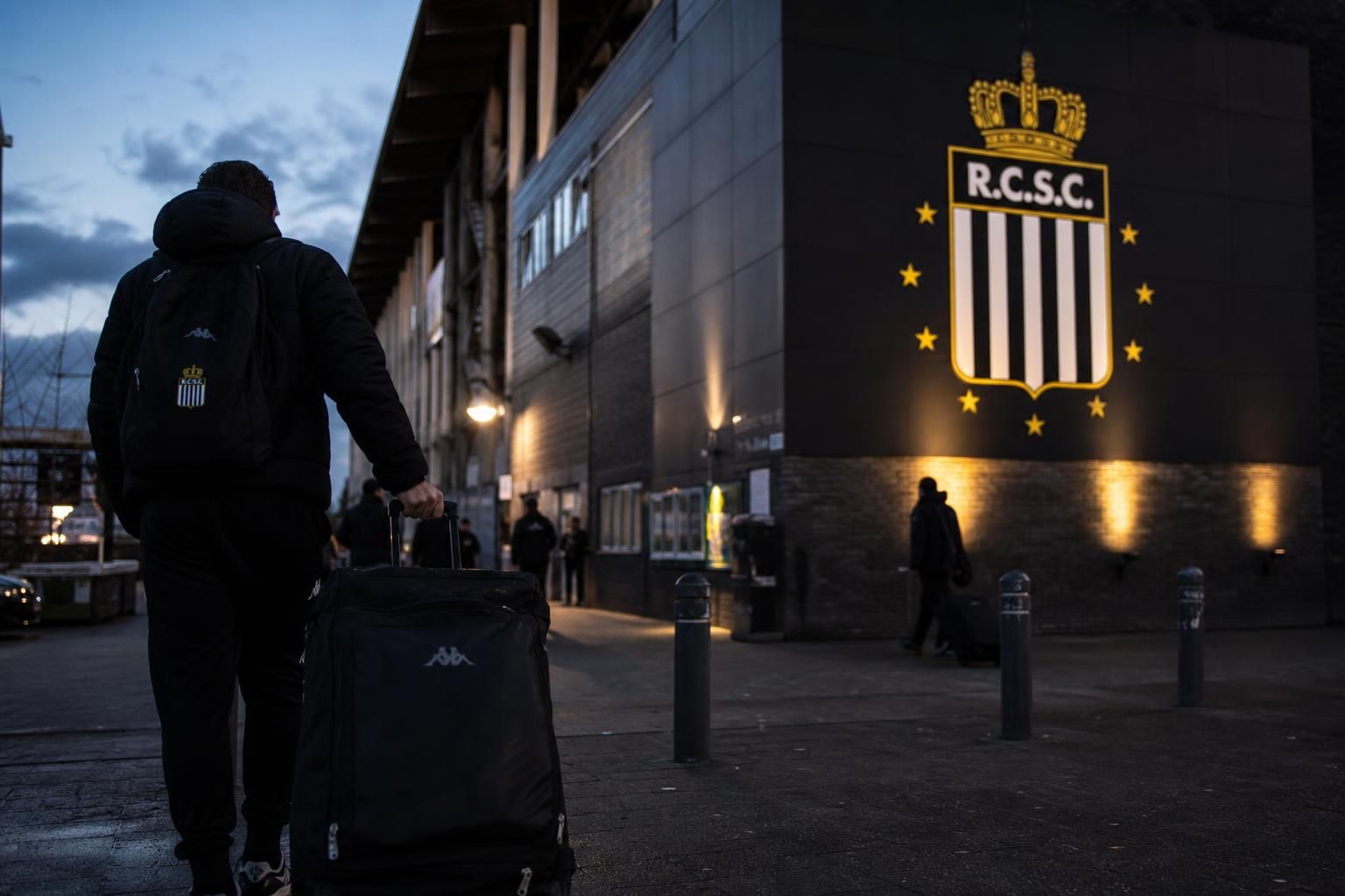 Transfercontext rond Sporting Charleroi met een beladen stadionomgeving zonder herkenbare gezichten