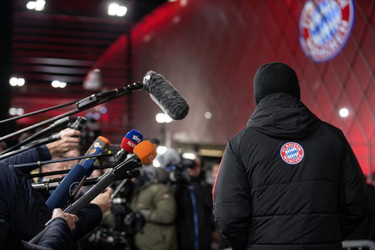 Gespannen perszone rond Bayern München in een zaak naast het veld