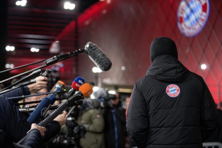 Gespannen perszone rond Bayern München in een zaak naast het veld