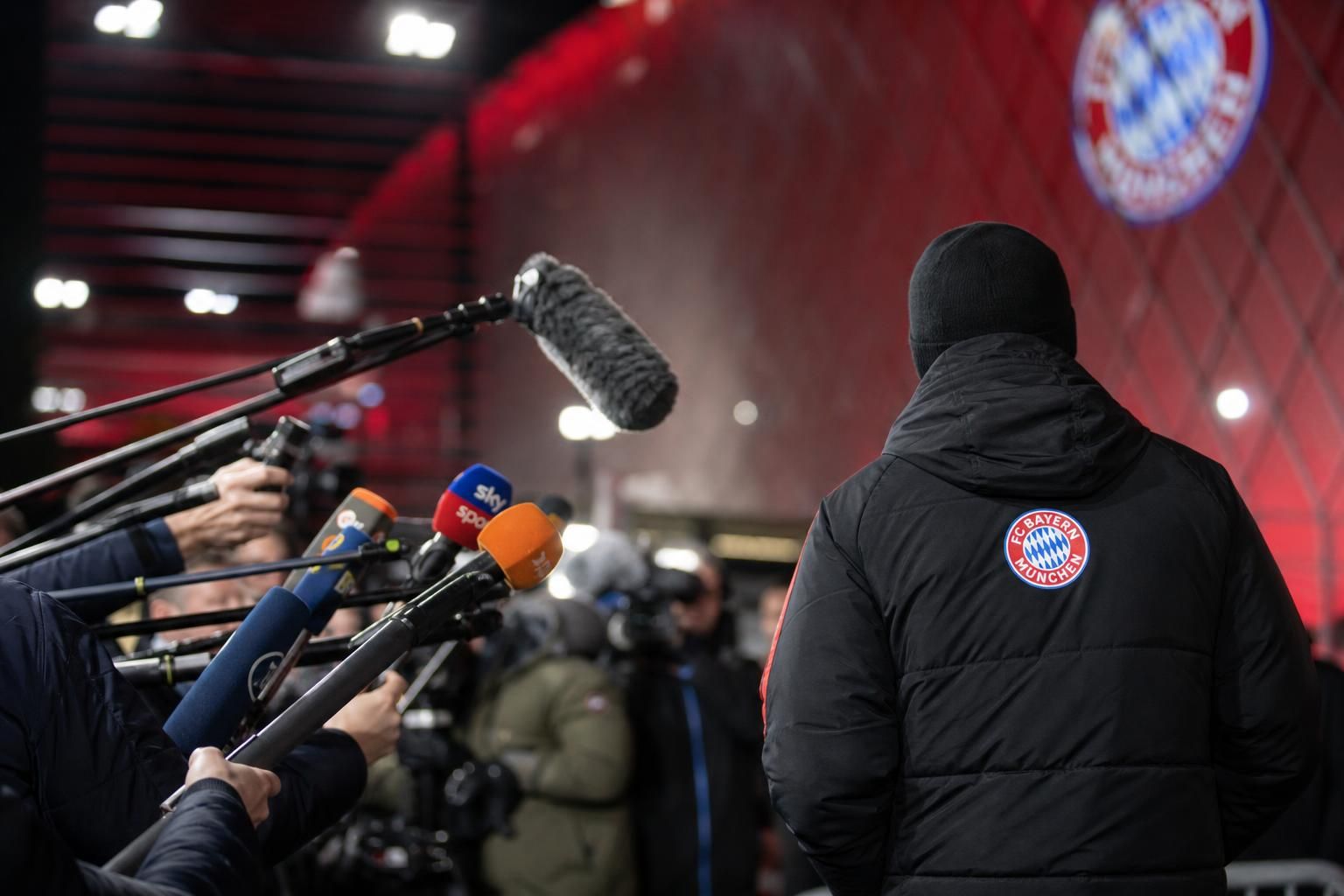 Gespannen perszone rond Bayern München in een zaak naast het veld