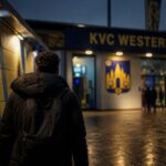 Transfercontext rond KVC Westerlo met stadionomgeving en aankomstsfeer zonder herkenbare gezichten
