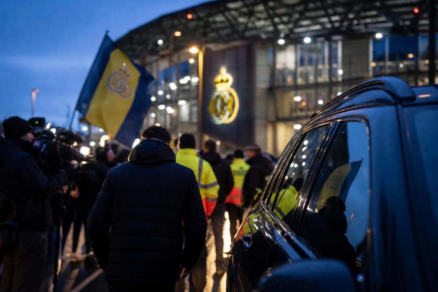 Transfersfeer rond Union aan een stadionomgeving zonder herkenbare gezichten