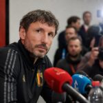 Mark van Bommel tijdens een persmoment in een voetbalcontext