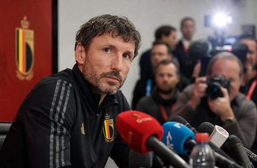 Mark van Bommel tijdens een persmoment in een voetbalcontext