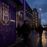 Transfercontext rond RSC Anderlecht met gespannen stadionomgeving zonder herkenbare gezichten