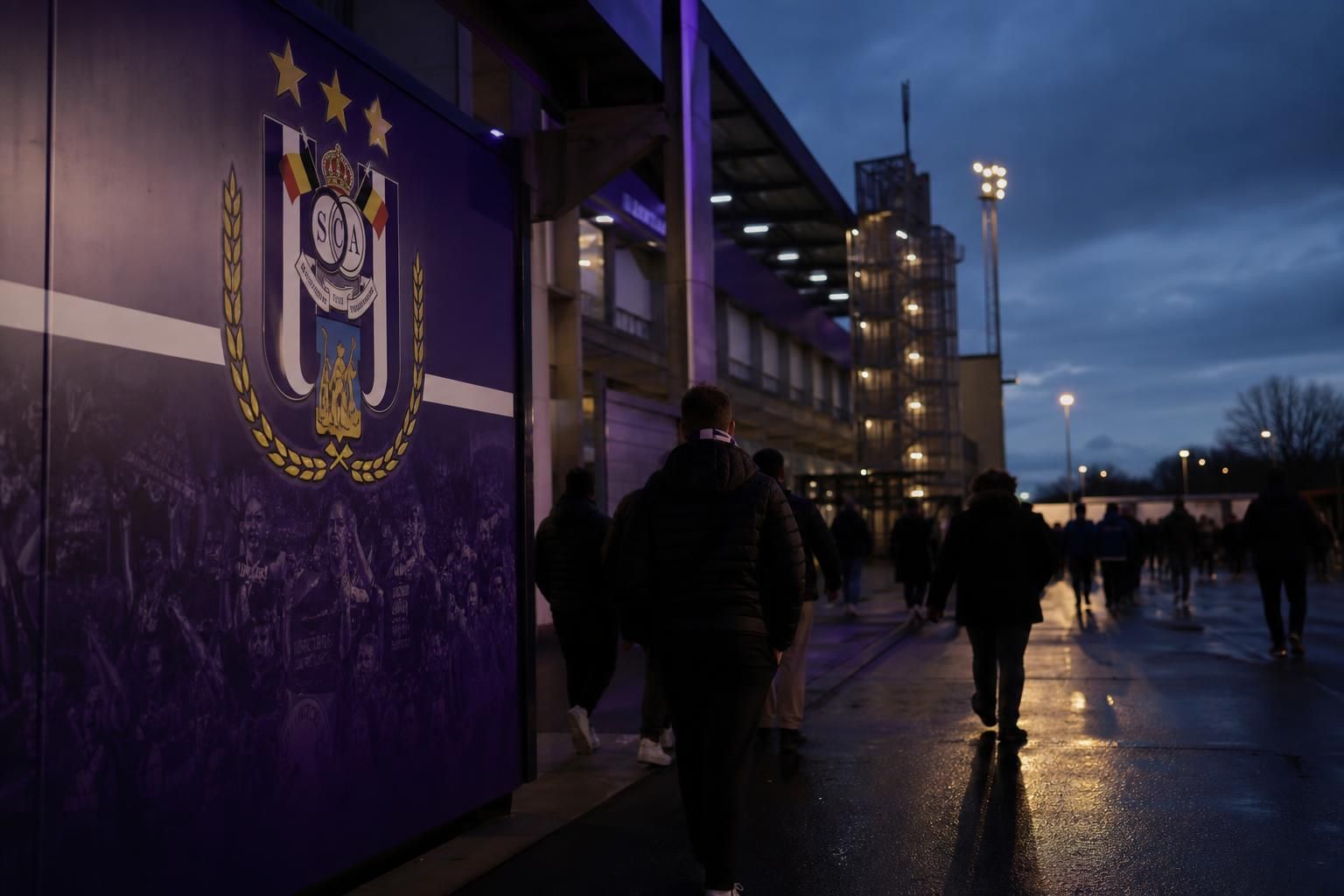 Transfercontext rond RSC Anderlecht met gespannen stadionomgeving zonder herkenbare gezichten