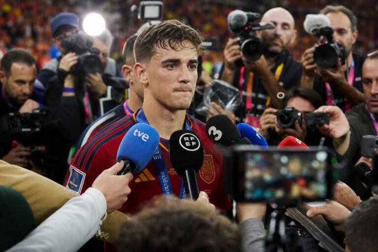 Gavi tijdens een gespannen persmoment rond de nasleep van de WK-finale