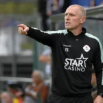 Timmy Simons volgt geconcentreerd de voorbereiding van OH Leuven aan de zijlijn