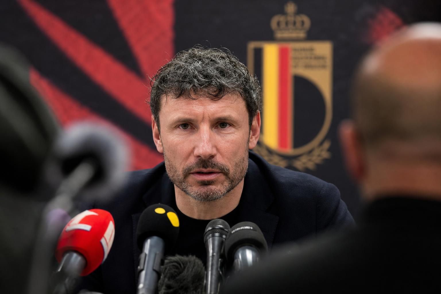 Mark van Bommel in een perscontext rond de Rode Duivels