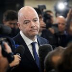 Gianni Infantino in een gespannen perscontext rond FIFA en internationale voetbalpolitiek