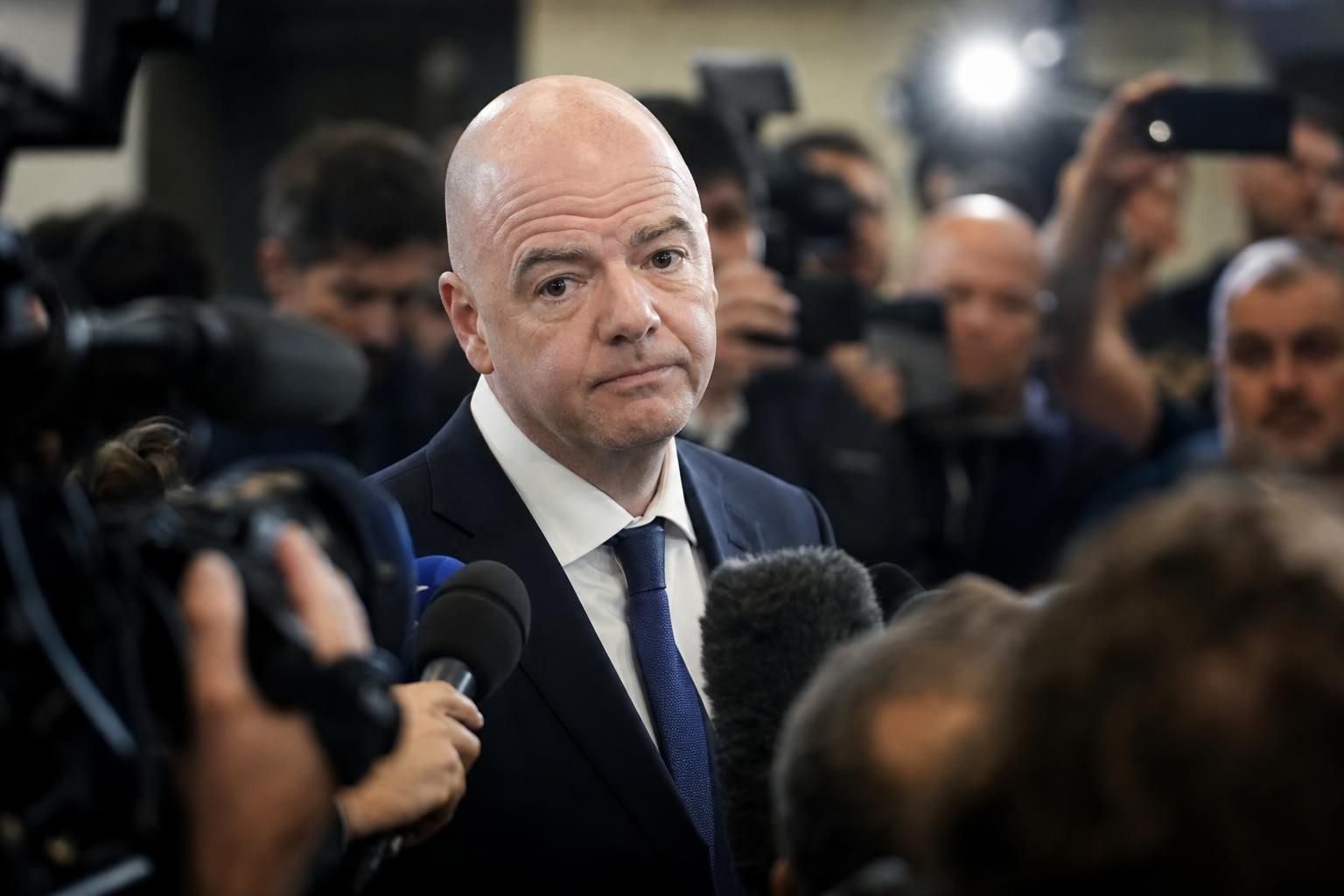 Gianni Infantino in een gespannen perscontext rond FIFA en internationale voetbalpolitiek