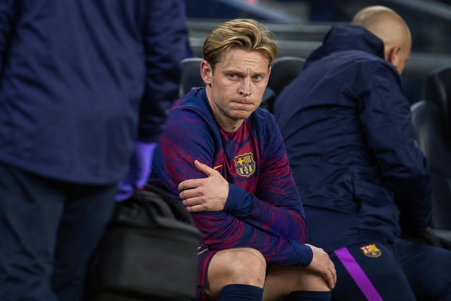 Frenkie de Jong in een gespannen voetbalcontext rond de blessurezorgen bij Barcelona