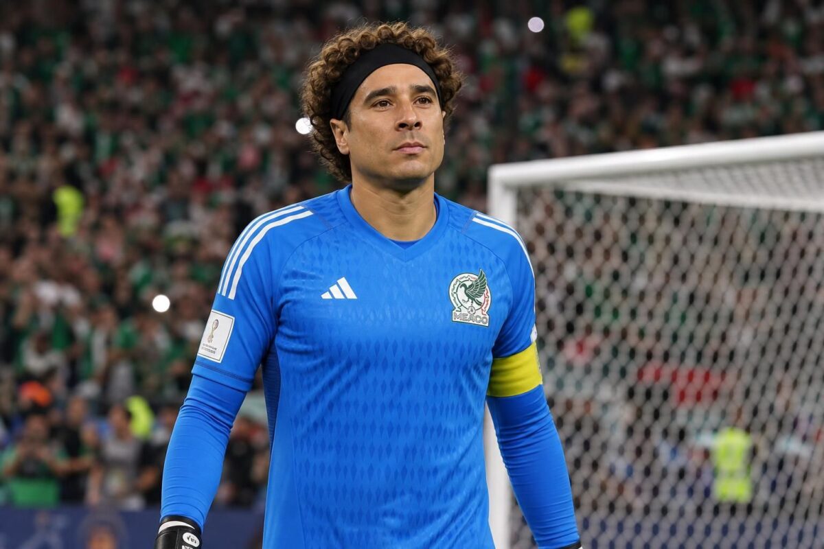 Guillermo Ochoa in een stadioncontext rond zijn afscheid als doelman