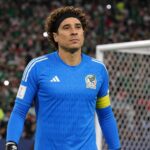 Guillermo Ochoa in een stadioncontext rond zijn afscheid als doelman