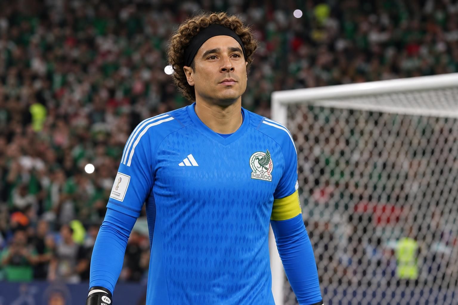 Guillermo Ochoa in een stadioncontext rond zijn afscheid als doelman