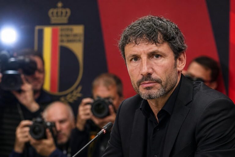 Mark van Bommel in een perscontext rond de Rode Duivels