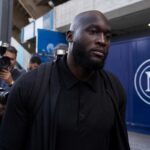 Romelu Lukaku in een transfercontext rond Napoli met persaandacht en stadionomgeving.