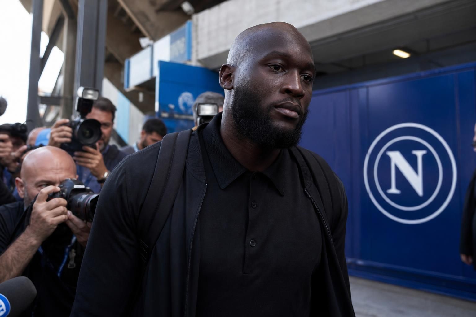 Romelu Lukaku in een transfercontext rond Napoli met persaandacht en stadionomgeving.