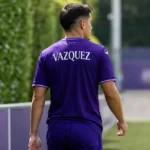 Luis Vazquez loopt in het tenue van Anderlecht langs het trainingsveld