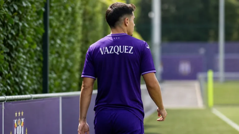 Luis Vazquez loopt in het tenue van Anderlecht langs het trainingsveld