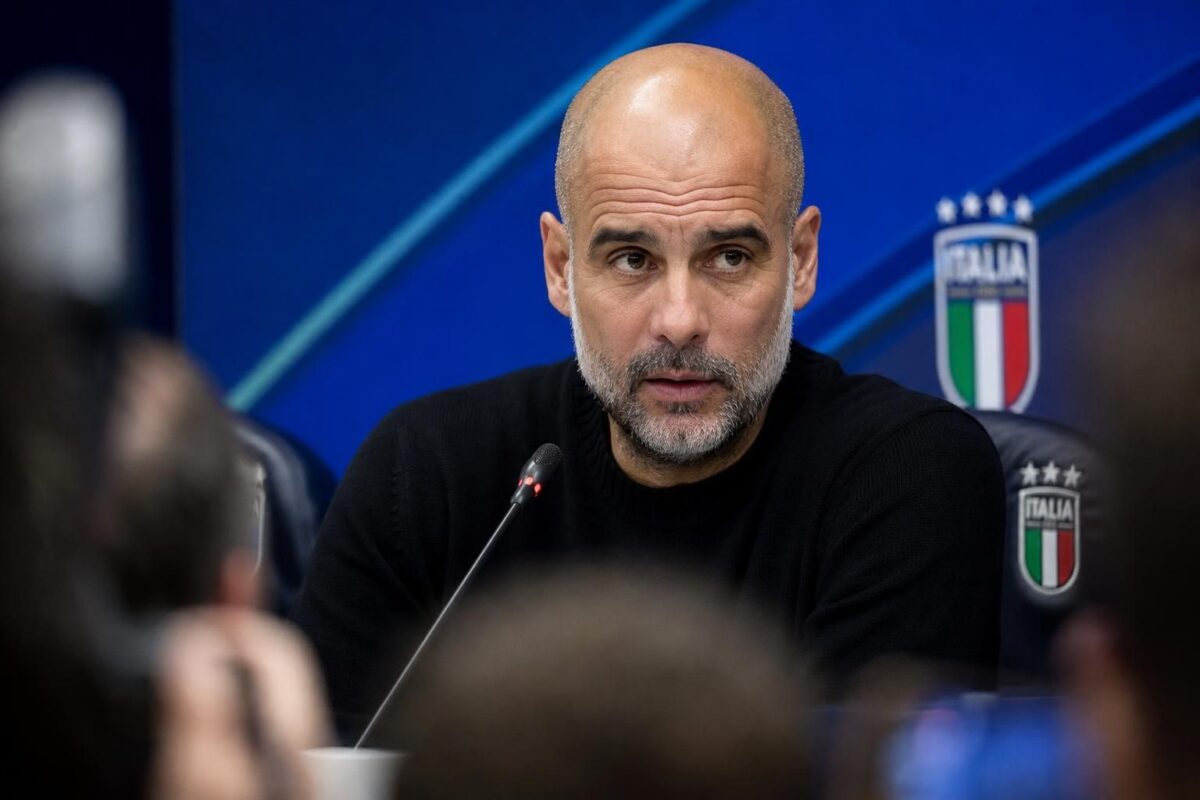 Pep Guardiola tijdens een persmoment in de context van de Italiaanse bondscoachvacature
