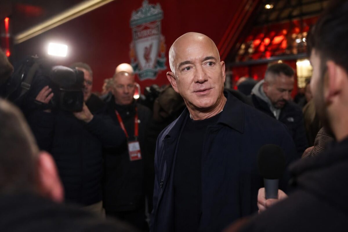 Jeff Bezos in een perscontext rond een mogelijke minderheidsinvestering bij Liverpool.