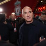 Jeff Bezos in een perscontext rond een mogelijke minderheidsinvestering bij Liverpool.