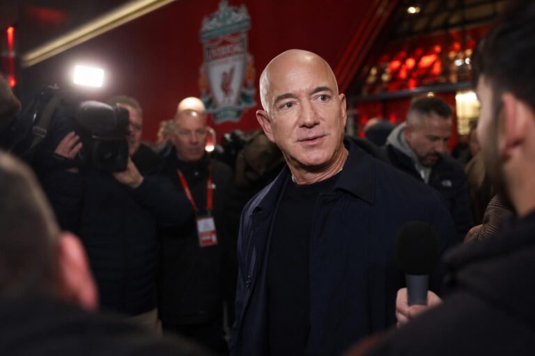 Jeff Bezos in een perscontext rond een mogelijke minderheidsinvestering bij Liverpool.