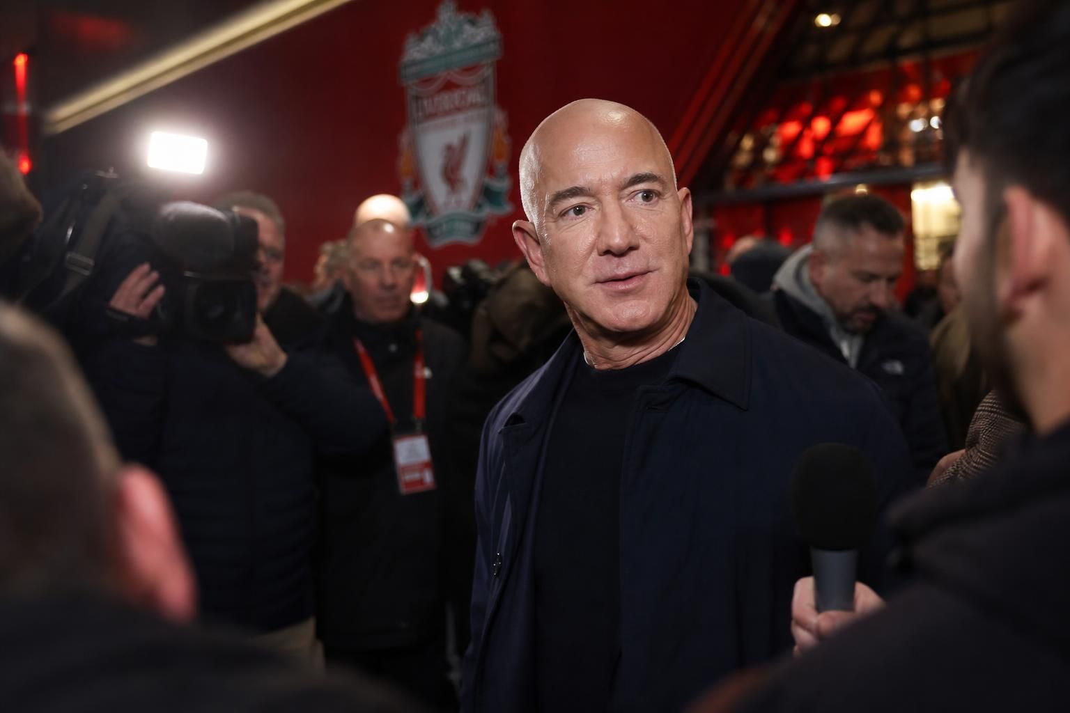 Jeff Bezos in een perscontext rond een mogelijke minderheidsinvestering bij Liverpool.