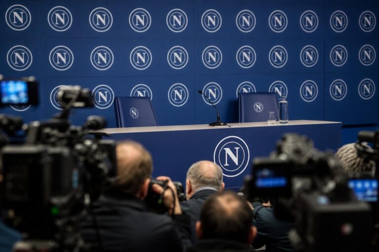 Persmoment bij Napoli rond de aanstelling van Massimiliano Allegri