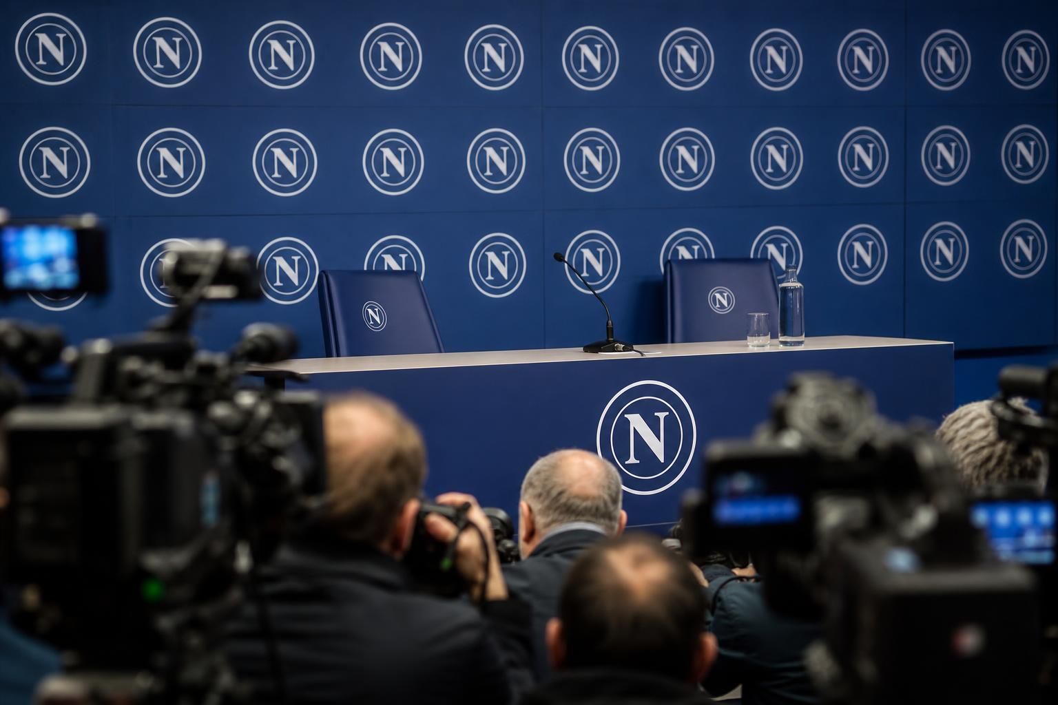 Persmoment bij Napoli rond de aanstelling van Massimiliano Allegri