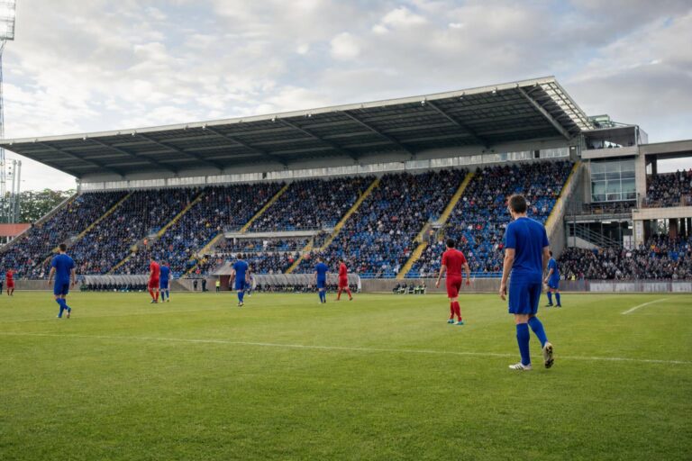 Reconstructie van een brede stadionscène bij de start van het Belgische voetbalseizoen 2016-17