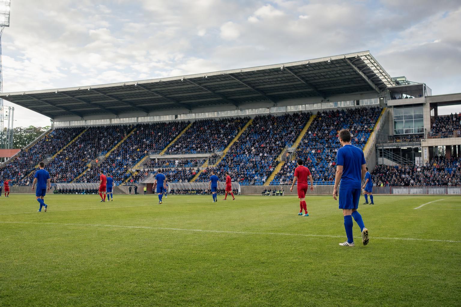 Reconstructie van een brede stadionscène bij de start van het Belgische voetbalseizoen 2016-17