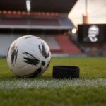 Stille voetbalhulde in een Belgisch stadion na het overlijden van Erwin Vandendaele
