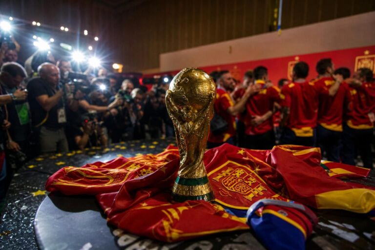 Spaanse feeststemming na de wereldtitel terwijl de bond met Luis de la Fuente wil verlengen