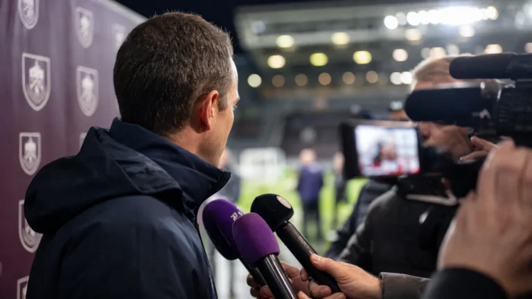 Post-match sfeer na een oefenwedstrijd tussen Burnley en Ajax