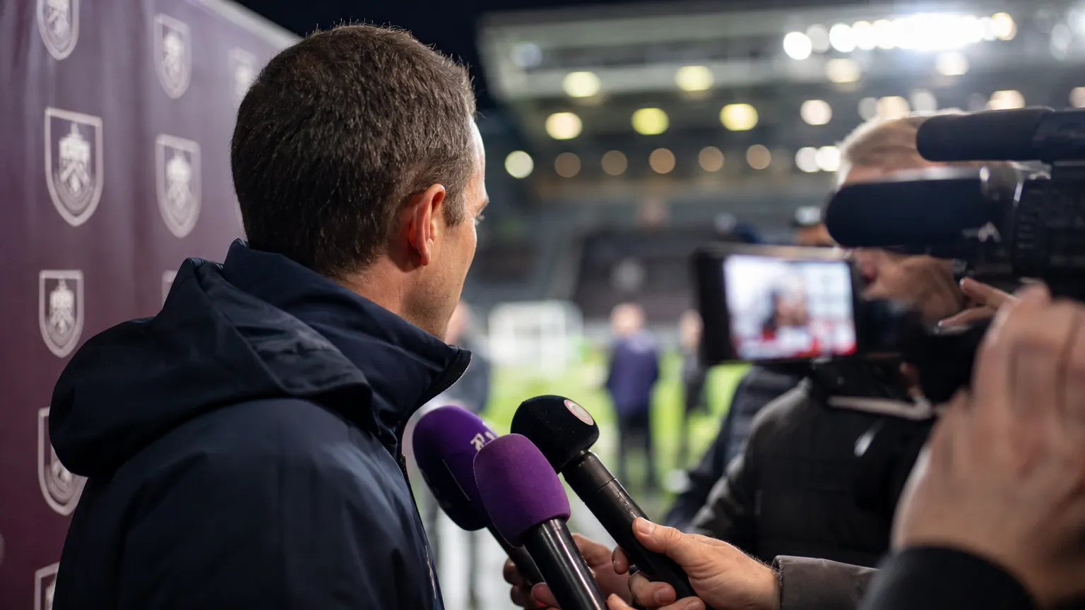 Post-match sfeer na een oefenwedstrijd tussen Burnley en Ajax