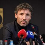 Mark van Bommel in een perscontext rond de Rode Duivels