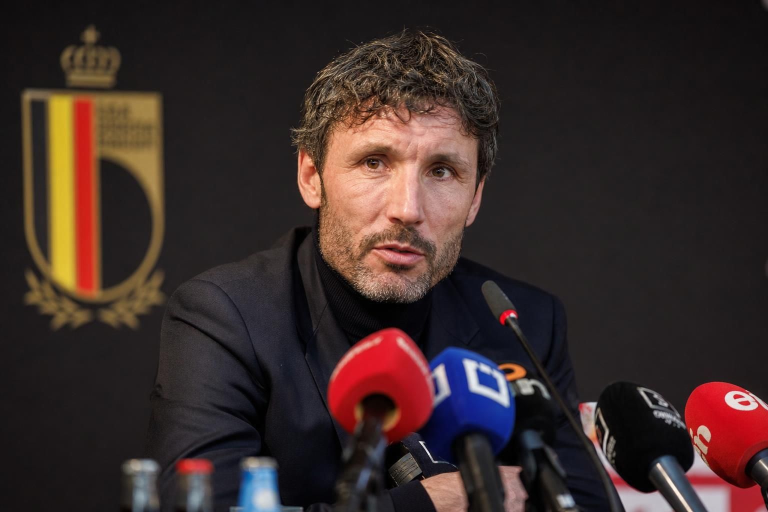 Mark van Bommel in een perscontext rond de Rode Duivels