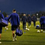 KAA Gent-spelers in een gespannen trainingscontext voor een Europese wedstrijd